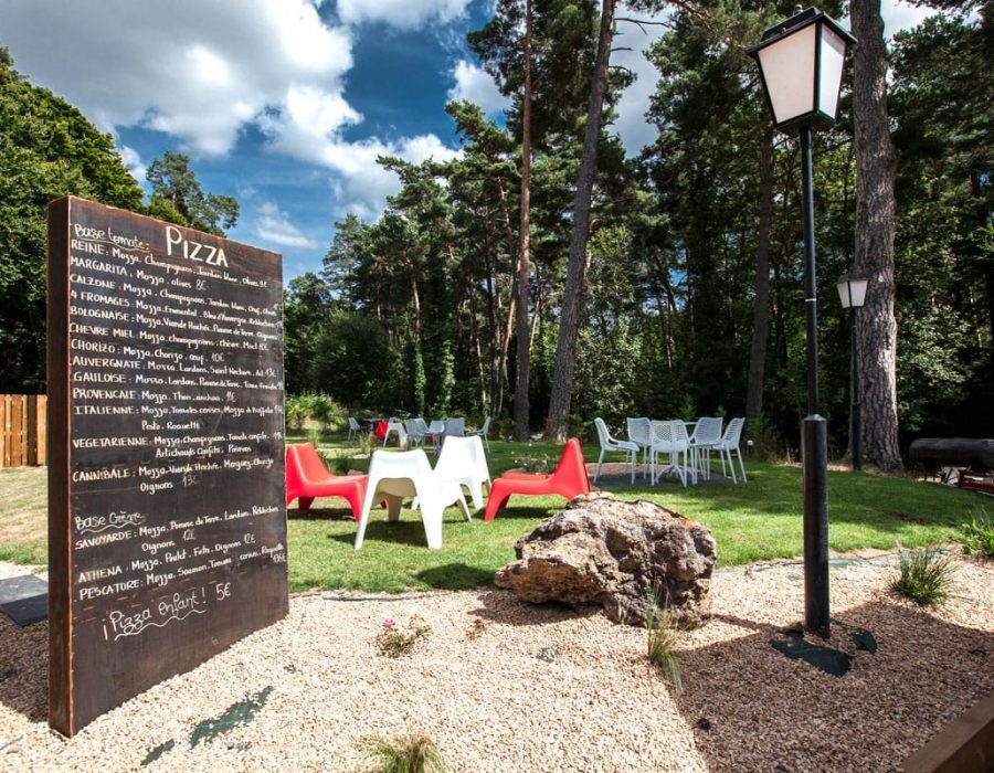Espace restaurant et pizzeria en plein air au camping du lac d’Aydat, repas convivial en pleine nature en Auvergne