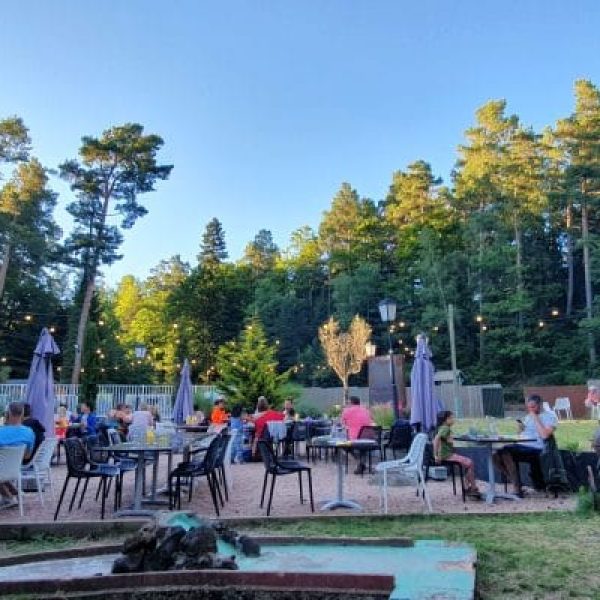 Soirée sur la terrasse du bar au camping du lac d’Aydat, ambiance conviviale en pleine nature en Auvergne