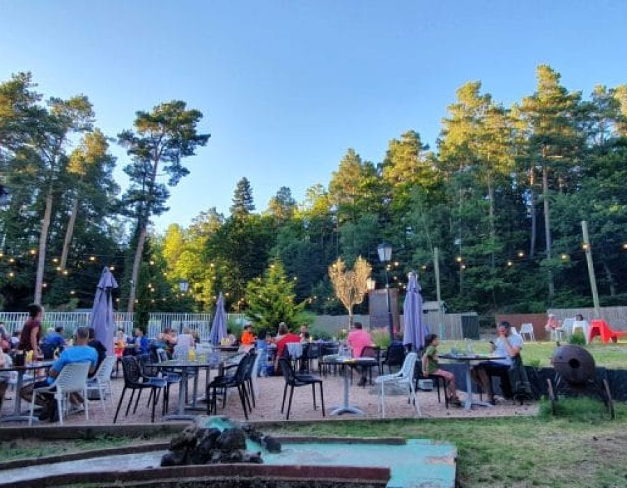 Soirée sur la terrasse du bar au camping du lac d’Aydat, ambiance conviviale en pleine nature en Auvergne